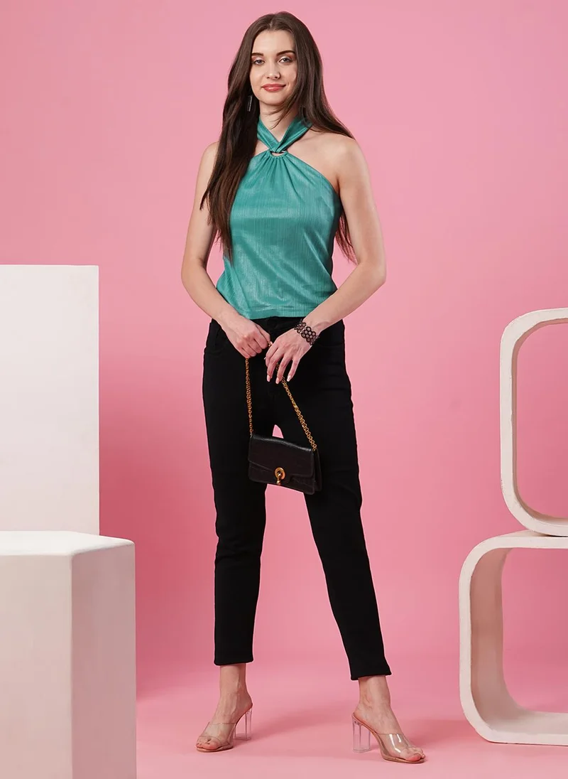 جلو باص بلوزة نسائية برقبة هالتر مخططة عمودياً باللون الأزرق المخضر